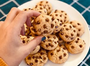 Una foto de Cookies o galletitas con chispas de chocolate 🍪