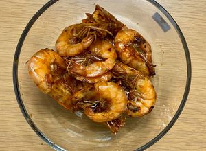 Hình của món Tôm thẻ kho cháy cạnh.