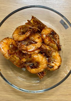 Hình của món Tôm thẻ kho cháy cạnh.