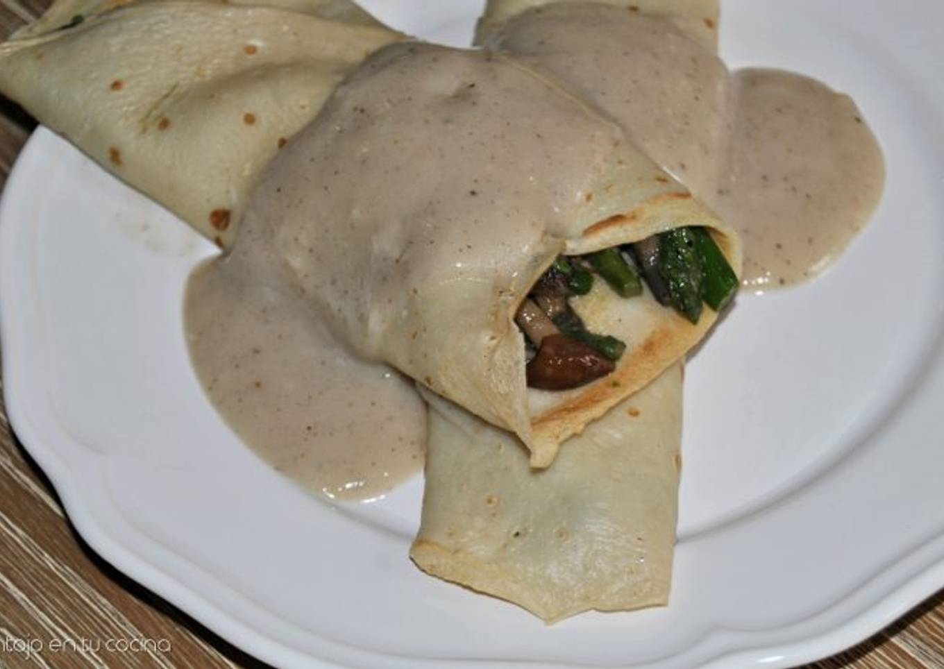 Crepes de champiñones y espárragos con salsa bechamel ligera sin lactosa