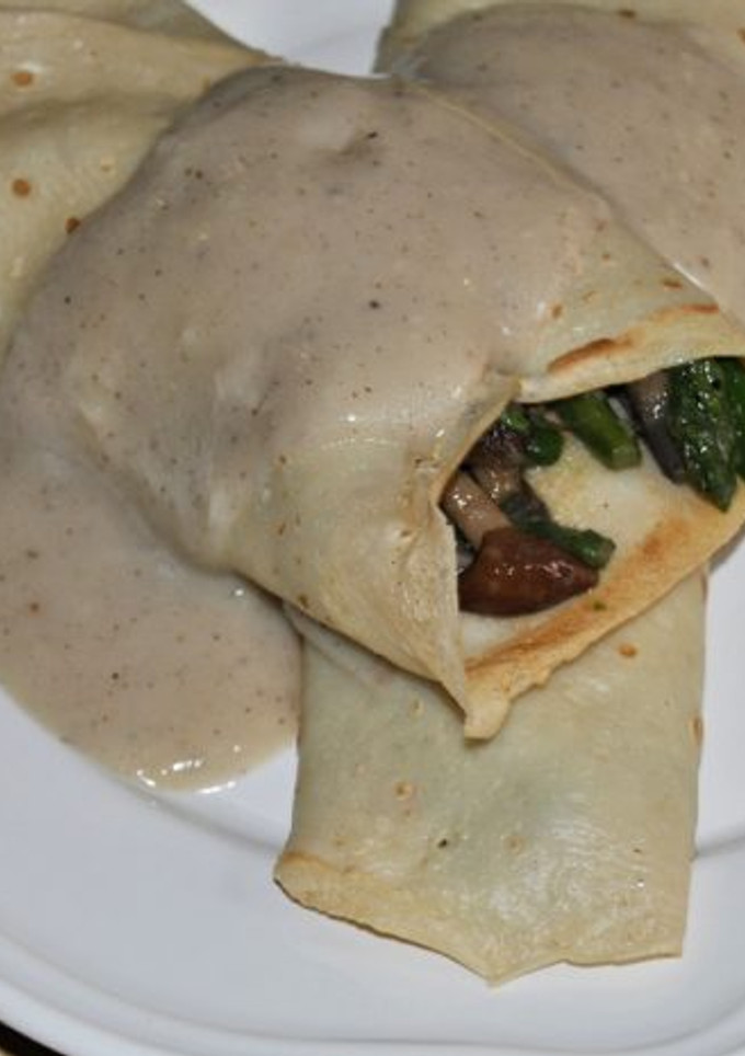Una foto de Crepes de champiñones y espárragos con salsa bechamel ligera {sin lactosa}
