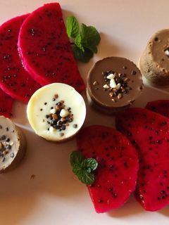 Una foto de Mini bavaroises de tres chocolates con pitaya fresca