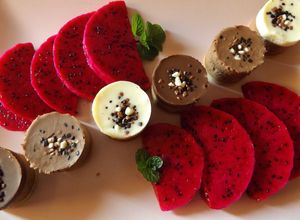 Foto principal de Mini bavaroises de tres chocolates con pitaya fresca