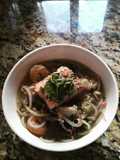 Sopa estilo coreana con salmón