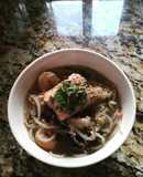 Sopa estilo coreana con salmón