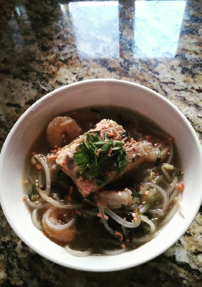 Una foto de Sopa estilo coreana con salmón