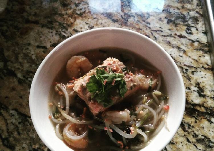 Sopa estilo coreana con salmón