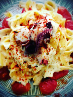 Una foto de Tagliatelle con pulpo, salsa de quesos y vino blanco🐙🥂