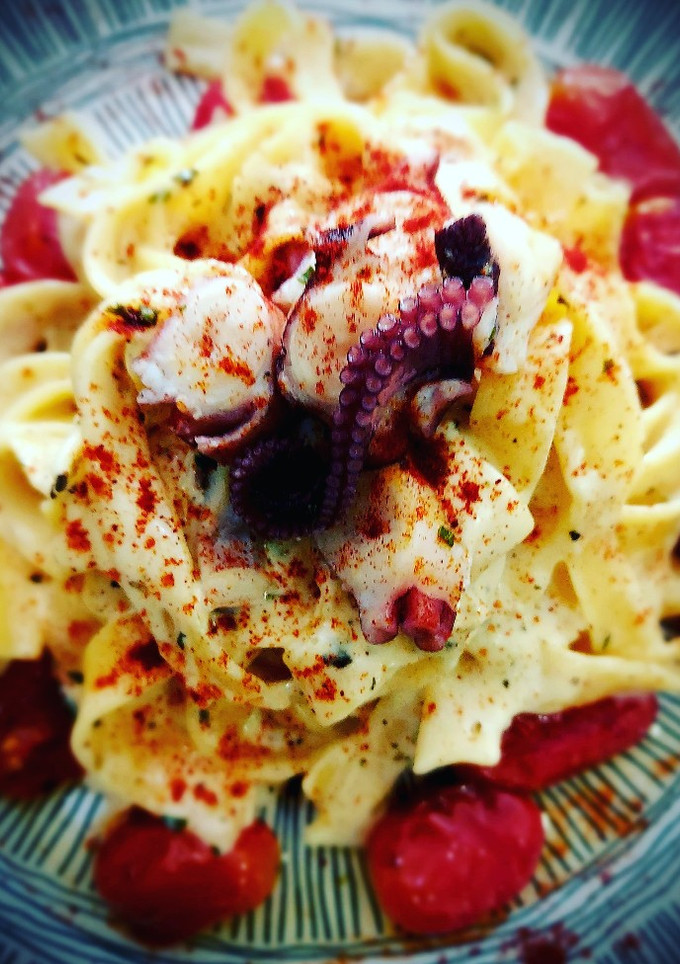 Una foto de Tagliatelle con pulpo, salsa de quesos y vino blanco🐙🥂