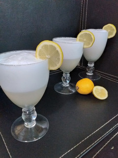 Una foto de Pisco sour con azúcar flor 🍋