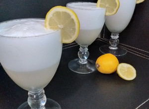 Una foto de Pisco sour con azúcar flor 🍋