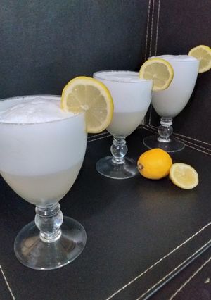 Una foto de Pisco sour con azúcar flor 🍋
