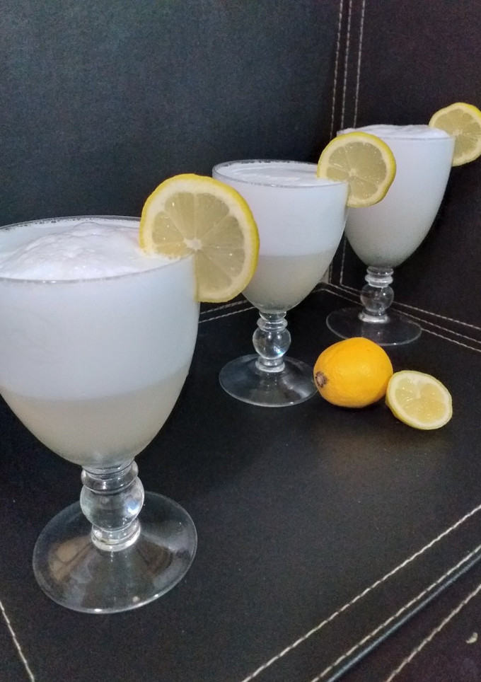 Una foto de Pisco sour con azúcar flor 🍋