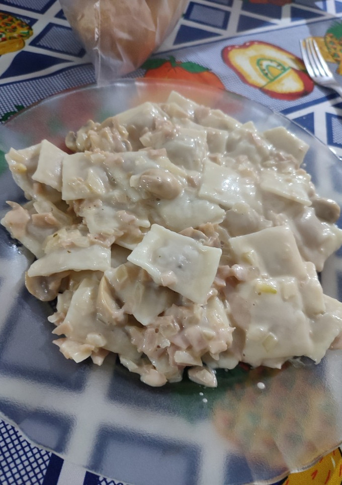 Una foto de Ravioles de jamón y queso con salsa Caruso