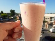 Una foto de fresas con banana y yogur