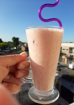 Una foto de Frozen de yogurt, banana🍌 y frutilla 🍓