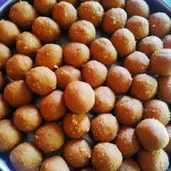 A picture of Besan ladoo.