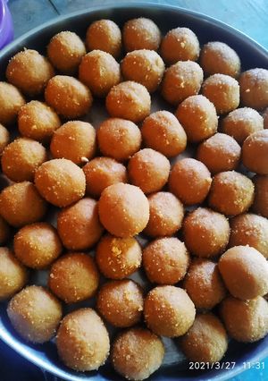 A picture of Besan ladoo.