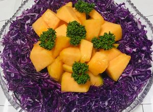 Una foto de Ensalada Especial con Col Roja y Melón!