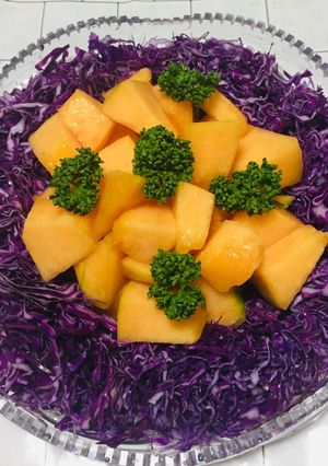 Una foto de Ensalada Especial con Col Roja y Melón!