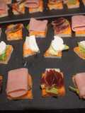 Pizarra con jamón, mortadela y queso de cabra