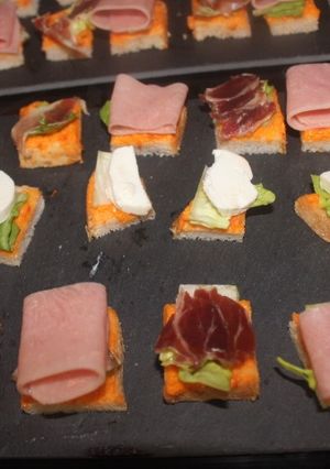 Foto principal de Pizarra con jamón, mortadela y queso de cabra