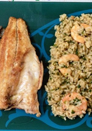 Foto principal de Lubina a la plancha y arroz integral con langostinos al ajillo