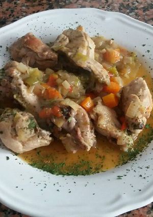 Una foto de Pollo con verduras y soja