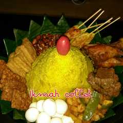 รูปของ Tumpeng komplit gak repot