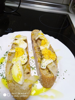 Una foto de Tosta de bacalao ahumado con huevo cocido 😋