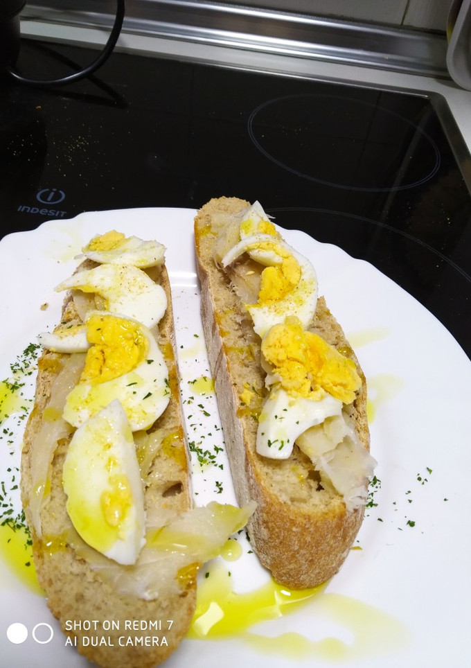 Una foto de Tosta de bacalao ahumado con huevo cocido 😋