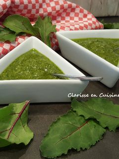 Une photo de Pesto de fanes de betteraves rouges et amandes au Thermomix ou sans