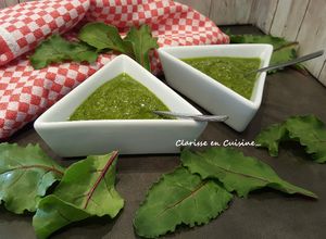 Une photo de Pesto de fanes de betteraves rouges et amandes au Thermomix ou sans