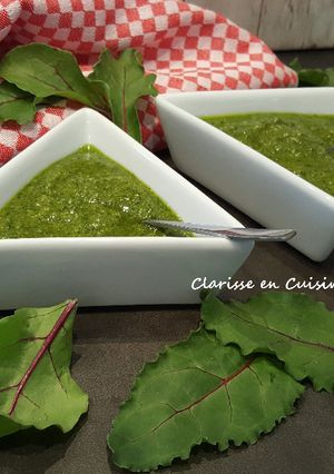 Une photo de Pesto de fanes de betteraves rouges et amandes au Thermomix ou sans