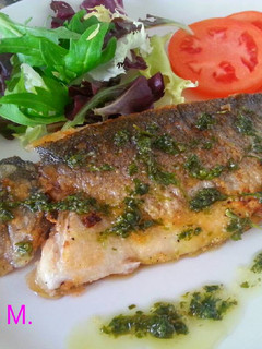Una foto de Lubina en salsa verde