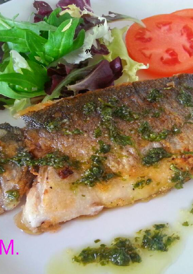 Una foto de Lubina en salsa verde