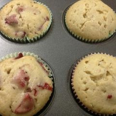 A picture of Vanilla and strawberry cup cakes.