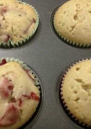 A picture of Vanilla and strawberry cup cakes.