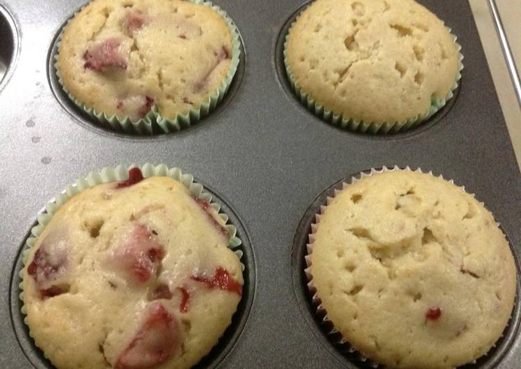 Vanilla and strawberry cup cakes