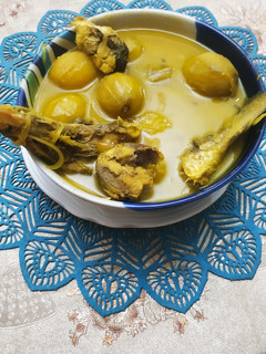 ইলিশের মাথা ও লেজ দিয়ে আমড়ার টক। রেসিপির প্রধান ছবি