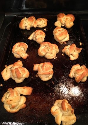 A picture of Garlic knots.