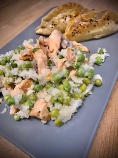 Una foto de Risotto de salmón y guisantes acompañado de gyozas especiales
