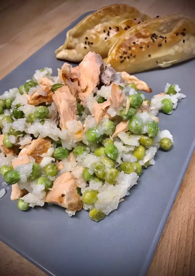 Una foto de Risotto de salmón y guisantes acompañado de gyozas especiales