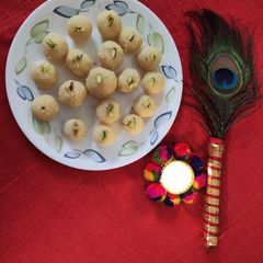 A picture of Fresh nariyal ladoo.
