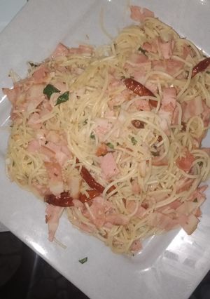 รูปของ สปาเกตตีผัดไก่สามชั้นพริกแห้ง