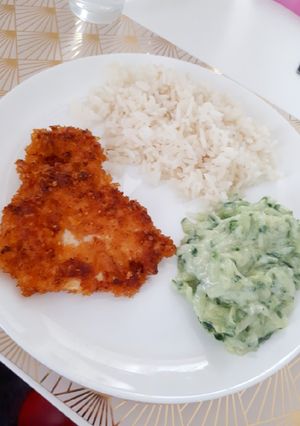 Zdjęcie przepisu Kotlet z piersi w panierce z płatków Cornflakes z tzatzikami.