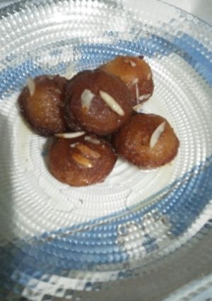 A picture of Gulab Jamun.