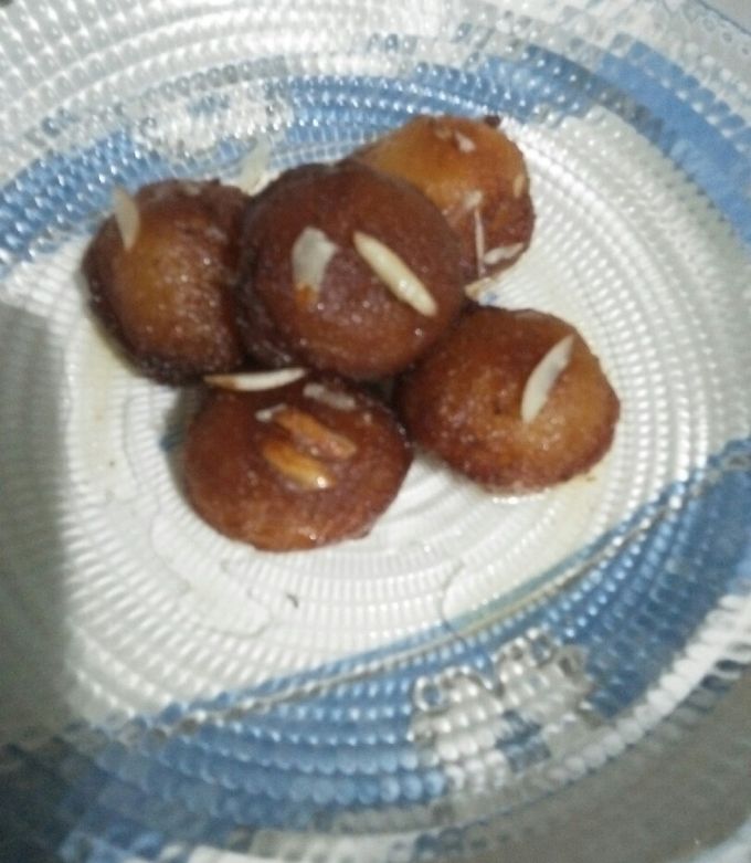 A picture of Gulab Jamun.