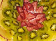 Una foto de tarta frutilla y kiwi
