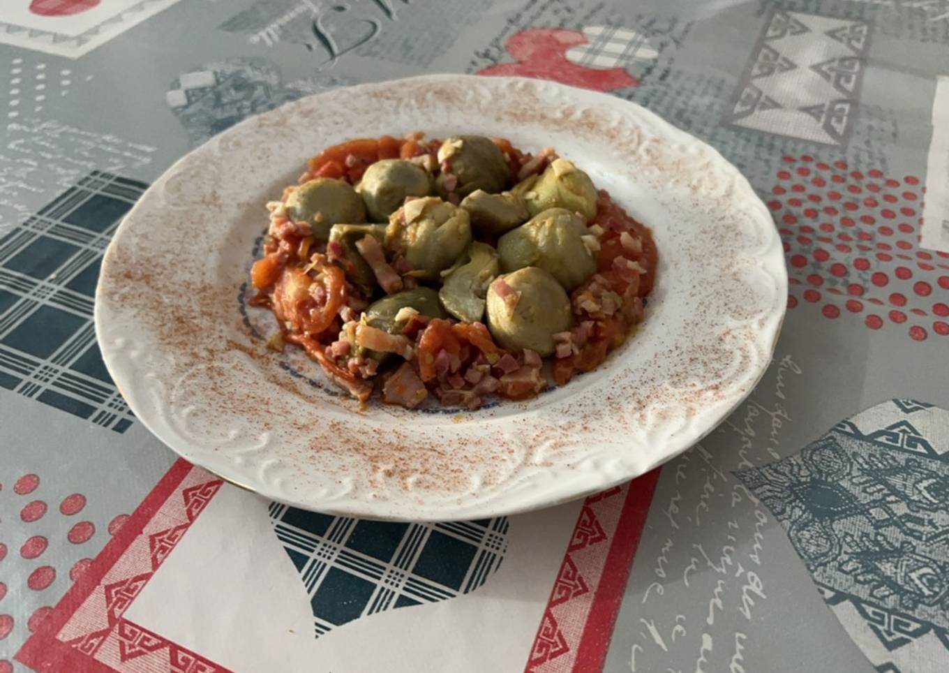 Alcachofas salteadas con jamón bacon y tomate